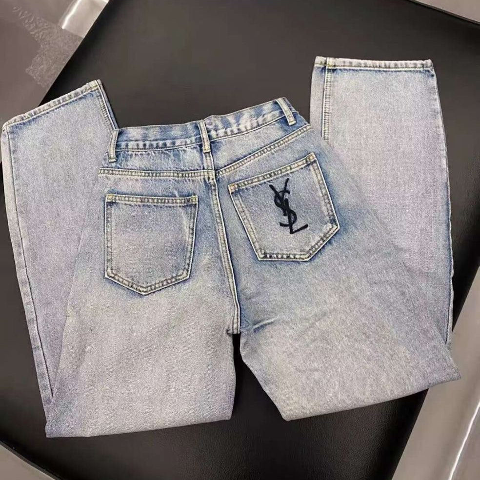 High-waisted jeans